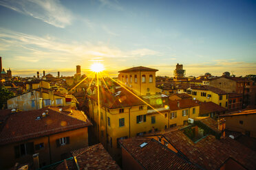 Sonnenuntergang über den Dächern, Bologna, Emilia-Romagna, Italien - BLEF04182