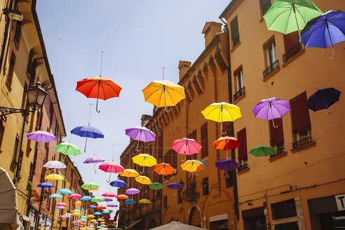 Mehrfarbige Regenschirme hängen im Freien, Bologna, Emilia-Romagna, Italien - BLEF04186