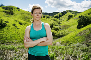 Ernste kaukasische Frau posiert auf einem Hügel - BLEF04284
