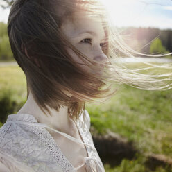 Kaukasisches Mädchen mit wehendem Haar im Wind - BLEF04304