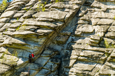 Kaukasische Freunde beim Bergsteigen mit Seil - BLEF04406