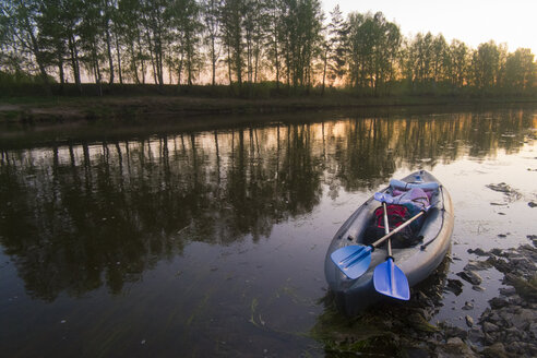 Ruder auf leerem Schlauchboot auf dem Fluss - BLEF04412