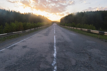 Sonnenuntergang über leerer Autobahn - BLEF04413