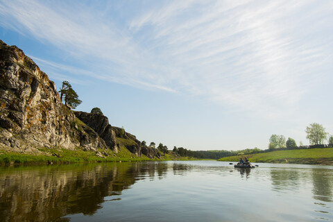 Kaukasische Männer in Schlauchboot auf Fluss, lizenzfreies Stockfoto