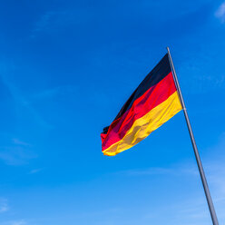 Deutsche Flagge vor blauem Himmel - MHF00508