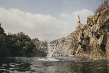 Junge Frau auf dem Gipfel einer Klippe, Yehudiya-Reservat, Golan, Israel - GCF00250