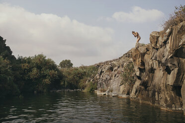 Junge Frau auf dem Gipfel einer Klippe, Yehudiya-Reservat, Golan, Israel - GCF00251