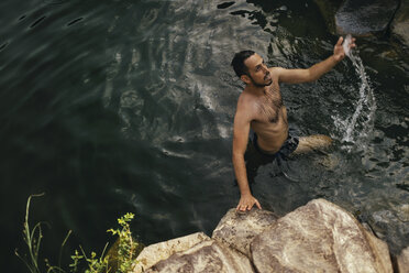 Mann im Wasser, Yehudiya-Reservat, Golan, Israel - GCF00252