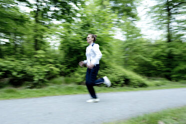 Weibliche reife Joggerin im Wald - FLLF00208