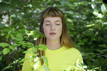 Porträt einer jungen Frau im Wald - FLLF00215