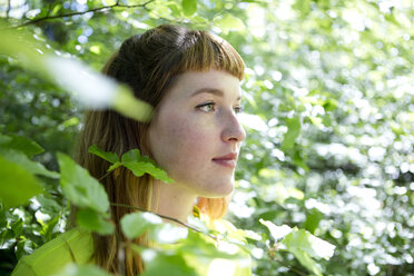 Porträt einer jungen Frau im Wald - FLLF00216