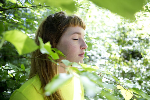 Porträt einer jungen Frau im Wald - FLLF00217