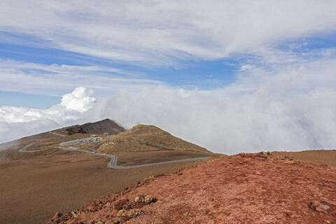 Blick vom Red Hill auf das Haleakala Visitor Center und den Haleakala Highway, Maui, Hawaii, USA, lizenzfreies Stockfoto