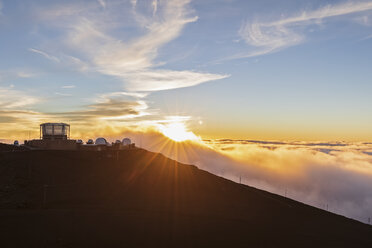 Blick vom Gipfel des Red Hill zum Haleakala-Observatorium bei Sonnenuntergang, Maui, Hawaii, USA - FOF10782