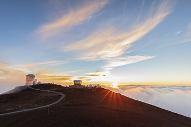 Blick vom Gipfel des Red Hill zum Haleakala-Observatorium bei Sonnenuntergang, Maui, Hawaii, USA - FOF10783