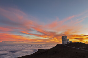 Blick vom Gipfel des Red Hill zum Haleakala-Observatorium in der Abenddämmerung, Maui, Hawaii, USA - FOF10784