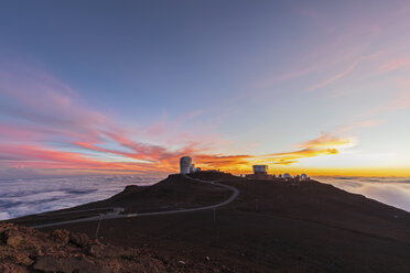 Blick vom Gipfel des Red Hill zum Haleakala-Observatorium in der Abenddämmerung, Maui, Hawaii, USA - FOF10785