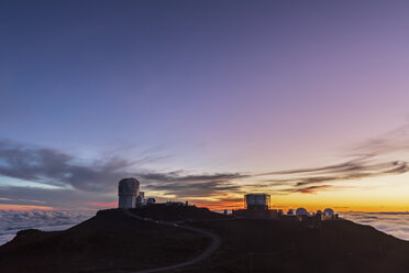 Blick vom Gipfel des Red Hill auf das Haleakala-Observatorium in der Abenddämmerung nach Sonnenuntergang, Maui, Hawaii, USA - FOF10786