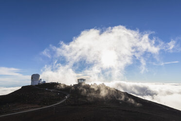 Blick vom Gipfel des Red Hill zum Haleakala-Observatorium bei Sonnenuntergang, Maui, Hawaii, USA - FOF10787