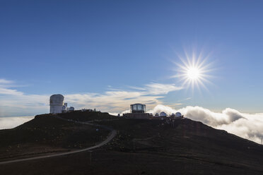 Blick vom Gipfel des Red Hill zum Haleakala-Observatorium bei Sonnenuntergang, Maui, Hawaii, USA - FOF10788