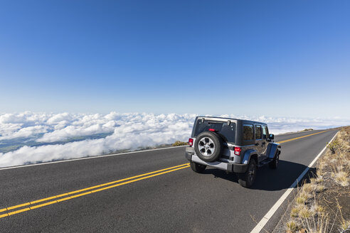 Jeep auf dem Haleakala Highway, Maui, Hawaii, USA - FOF10790