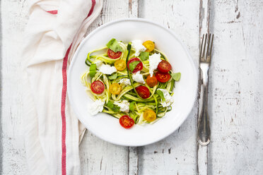 Zoodles-Salat mit Tomaten, Büffelmozzarella und Basilikum - LVF08062