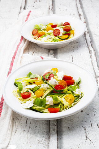 Zoodles-Salat mit Tomaten, Büffelmozzarella und Basilikum, lizenzfreies Stockfoto