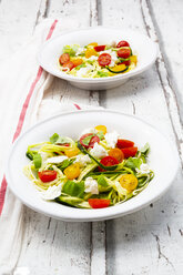 Zoodles-Salat mit Tomaten, Büffelmozzarella und Basilikum - LVF08063