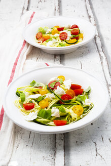 Zoodles-Salat mit Tomaten, Büffelmozzarella und Basilikum - LVF08063