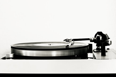 Vinyl record on record player - DWIF01011