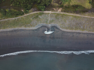 Alte Jacht am Strand von Benete, Maluk, West-Sumbawa, Indonesien - KNTF02761