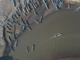 Boote am Fluss, Maluk, West-Sumbawa, Indonesien - KNTF02762