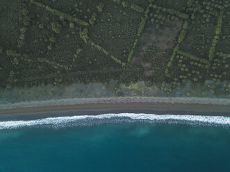 Indonesien, Insel Sumbawa, Maluk, Luftaufnahme der Küstenlinie - KNTF02768