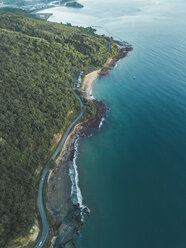 Indonesien, Insel Sumbawa, Maluk, Luftaufnahme der Küstenlinie - KNTF02770
