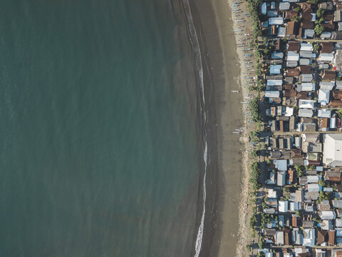 Indonesien, Insel Sumbawa, Maluk, Luftaufnahme der Küstenstadt, Strand, lizenzfreies Stockfoto