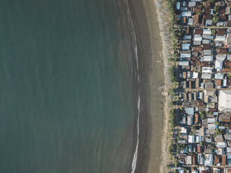 Indonesien, Insel Sumbawa, Maluk, Luftaufnahme der Küstenstadt, Strand - KNTF02771