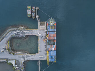 Indonesien, Sumbawa, Maluk, Luftaufnahme des Hafens, Containerschiff von oben - KNTF02778