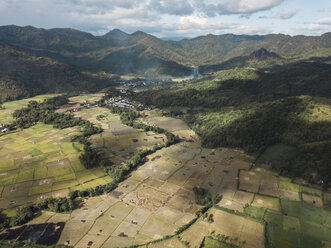 Indonesien, West Sumbawa, Maluk, Luftaufnahme von Feldern - KNTF02789