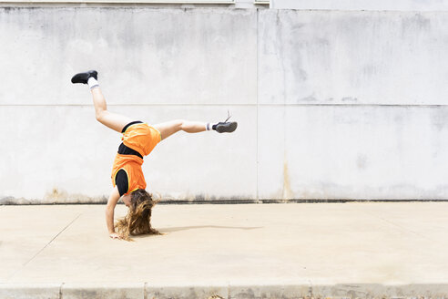 Teenager-Mädchen macht Akrobatik im Freien - ERRF01386