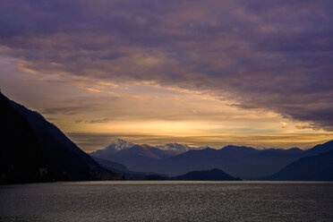 Comer See bei Sonnenaufgang im Winter, Lombardei, Italien - LOMF00870