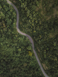 Luftaufnahme einer Straße in den Bergen, West-Sumbawa, Indonesien - KNTF02794