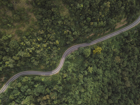 Luftaufnahme einer Straße in den Bergen, West-Sumbawa, Indonesien, lizenzfreies Stockfoto