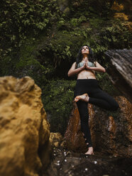 Frau übt Yoga in der Natur - LJF00011