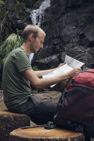 Wanderer macht eine Pause am Rastplatz, Barranco el Cedro, La Gomera, Kanarische Inseln, Spanien, lizenzfreies Stockfoto