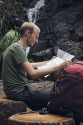 Wanderer macht eine Pause am Rastplatz, Barranco el Cedro, La Gomera, Kanarische Inseln, Spanien - MAMF00682