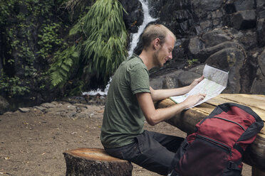 Wanderer macht eine Pause am Rastplatz, Barranco el Cedro, La Gomera, Kanarische Inseln, Spanien - MAMF00685