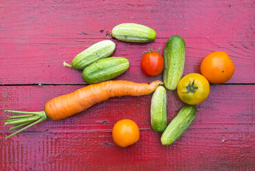 Close up of fresh vegetables on red wooden table - BLEF04439