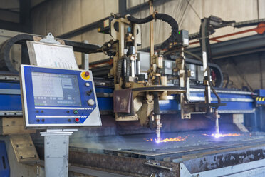 Schalttafel und Maschinen zur Herstellung von Metall in einer Fabrik - BLEF04491
