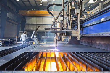 Maschinen zur Herstellung von Metall in der Fabrik - BLEF04492