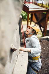 Kaukasische Frau beim Klettern an der Kletterwand - BLEF04592